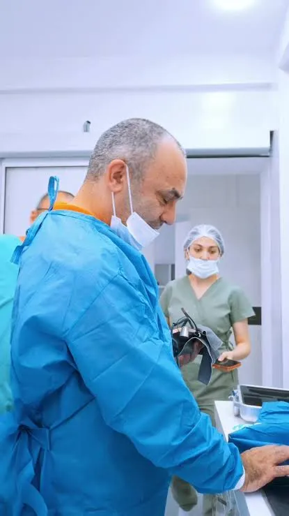Dr. Tural Mirzəyev əməliyyat otağında, cərrahi xalatda