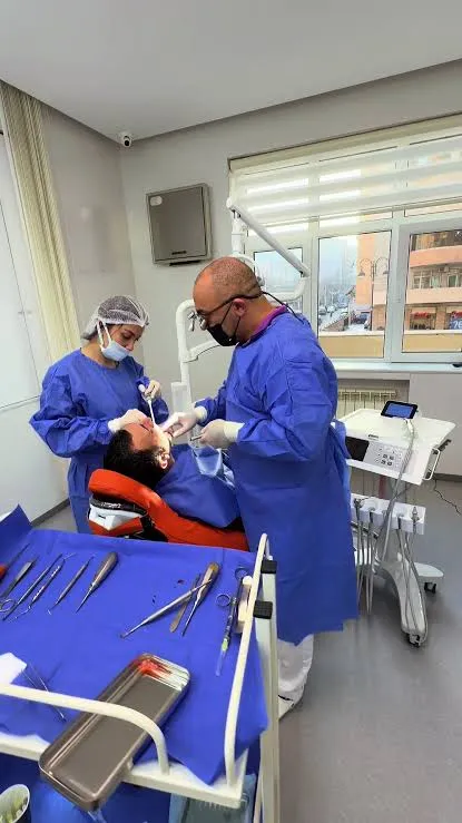 Dr. Tural Mirzəyev və assistent klinikada pasiyentin müalicəsi zamanı